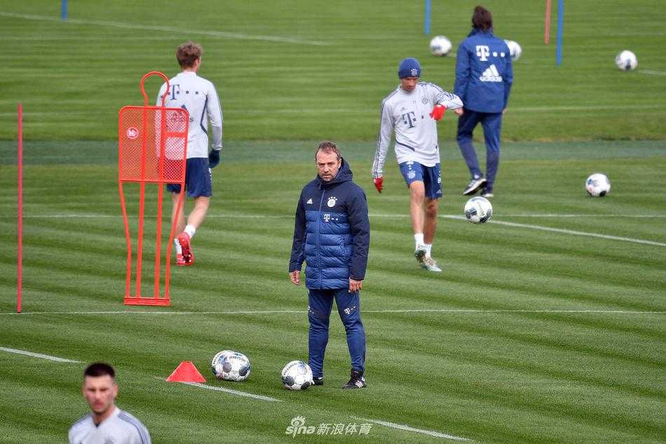 博阿滕在后场进行长传练习，皮球划过一道优美的弧线，精准地落向远处的队友，空旷的训练基地里只回荡着教练的指令声和皮球的撞击声。