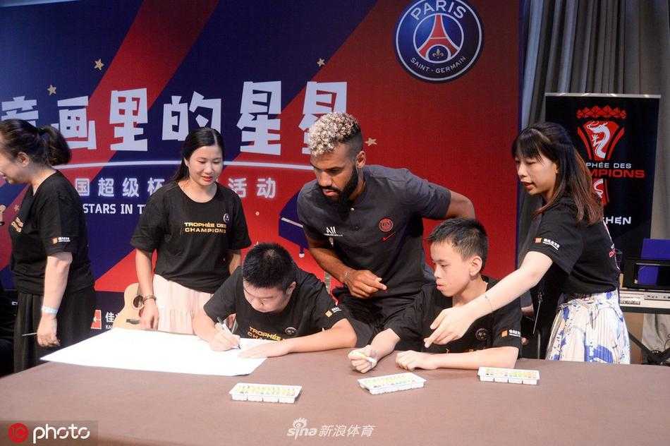 舒波-莫廷神情专注，他正用画笔蘸取颜料，为画纸上的一棵大树添上繁茂的绿叶。身旁的自闭症儿童紧紧盯着画布，小手也在画纸上涂抹着，两人仿佛在进行一场无声却默契的艺术对话。