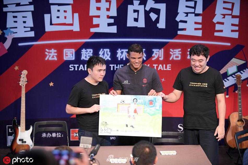 镜头聚焦在帕雷德斯与一位小朋友共同创作的画作上，帕雷德斯脸上洋溢着温暖的笑容，他似乎被孩子的奇思妙想所感染，正侧耳倾听孩子讲述画作背后的故事，画面充满了信任与交流的温馨。