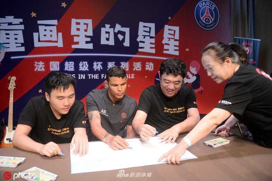 帕雷德斯蹲下身子，视线与坐在椅子上的自闭症儿童保持平行，他正握着孩子的手一起在调色盘上挑选颜色，这一刻没有球星与粉丝的距离，只有两个灵魂在艺术的世界里平等地交流。