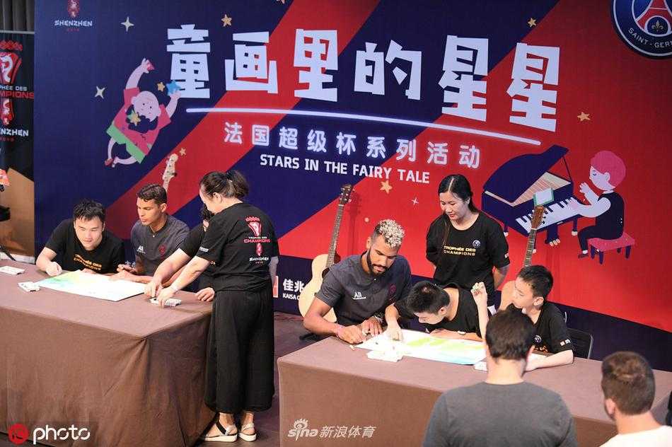 一幅由球星与自闭症儿童共同完成的画作被高高举起，画面上是孩子们眼中绚烂多彩的世界，有蓝天、绿草和温暖的太阳。这不仅是绘画的成果，更是理解与爱共同浇灌出的艺术之花。