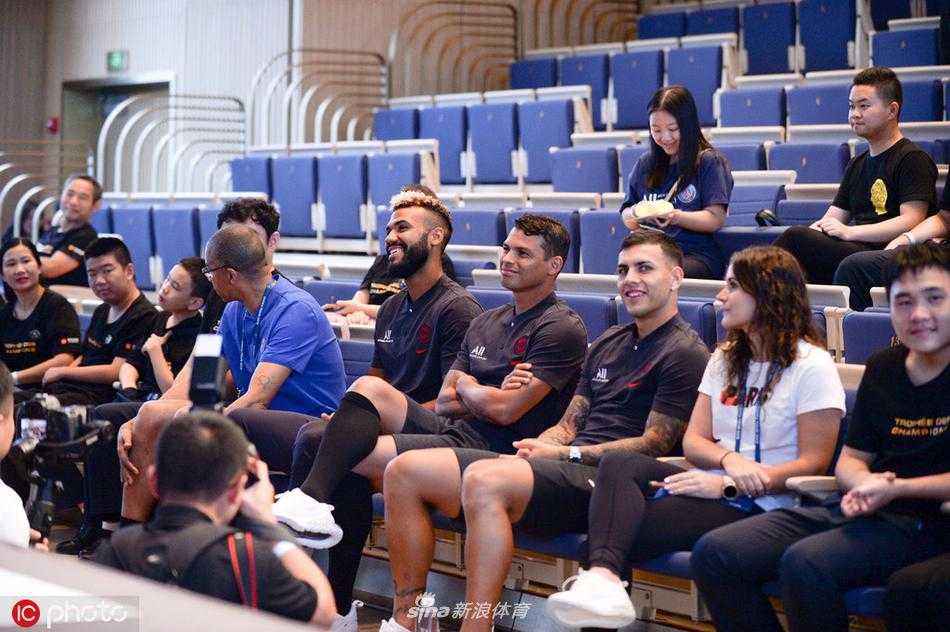 活动的高潮时刻，蒂亚戈-席尔瓦将俱乐部精心准备的纪念礼物递到一位自闭症儿童手中，两人的手紧紧握在一起，这不仅是一次礼物的交换，更是心与心之间温暖的传递。