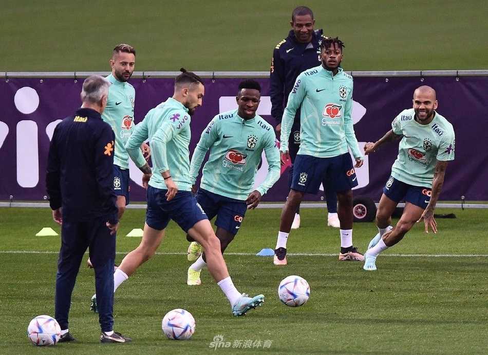 巴西全队在尤文图斯训练基地进行分组拉伸，核心内马尔与队友围圈说笑，备战气氛严肃而活跃。