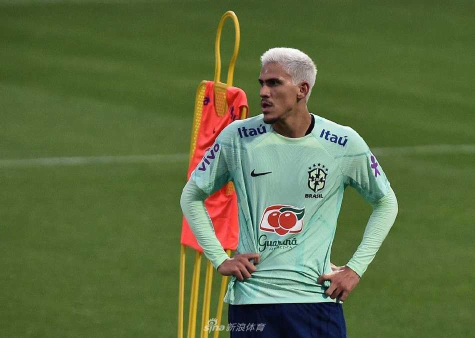 前锋拉菲尼亚在训练中灵动摆脱防守，他的专注神情预示着边路利刃已准备就绪。