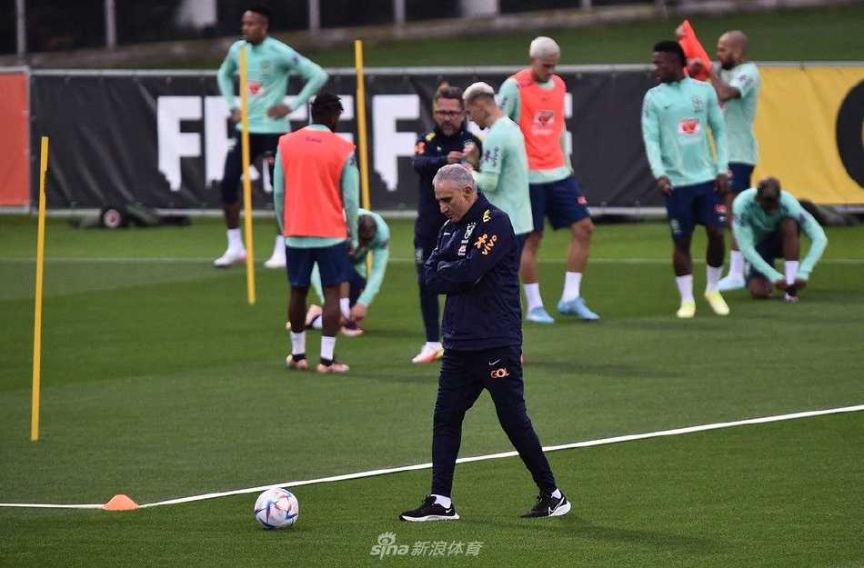 门将阿利松在训练中飞身扑救，其舒展的身姿犹如赛场上一样稳健可靠。