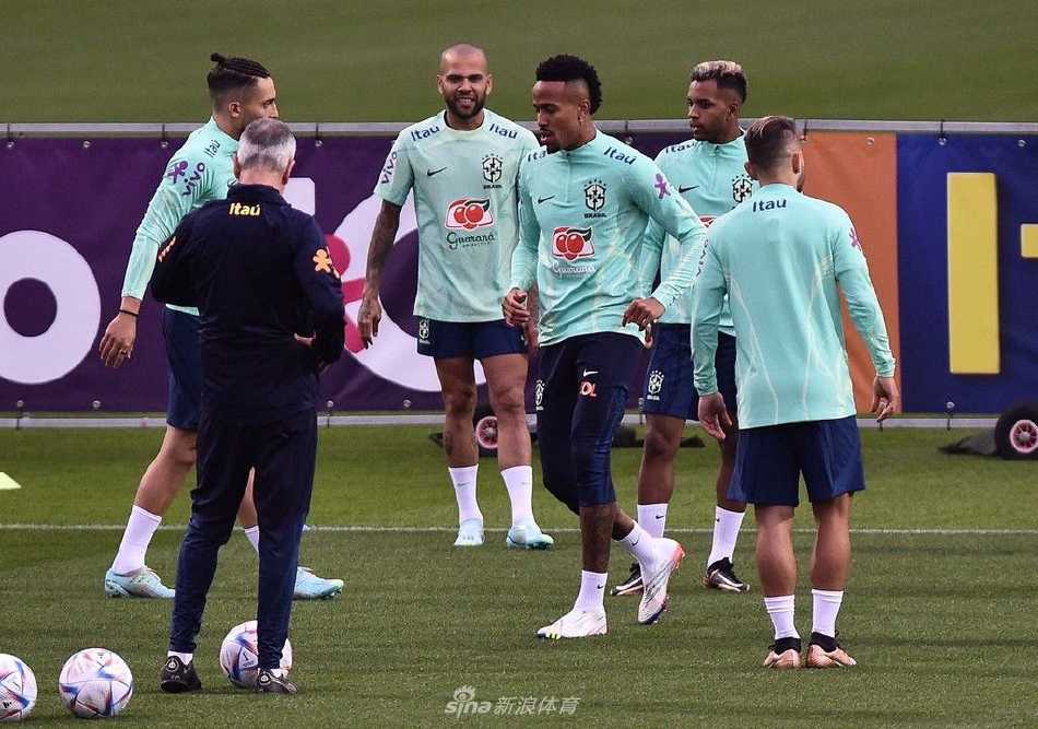 教练蒂特与助手在场边密切关注训练，他们手中的战术板藏着桑巴军团的夺冠密码。