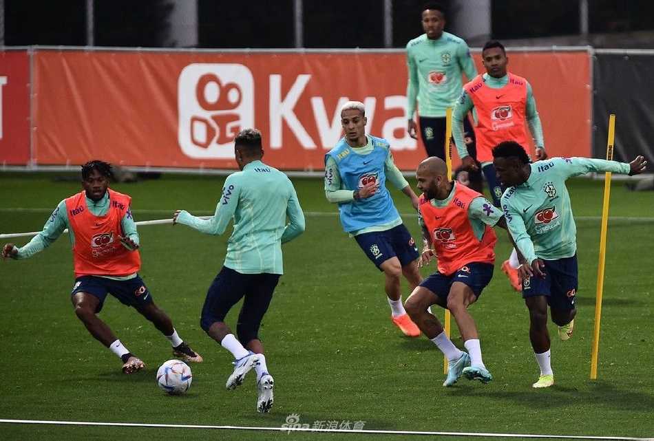 安东尼伤愈复出后首次参与全队合练，在场上快速盘带，宣告自己已从伤病中归来。