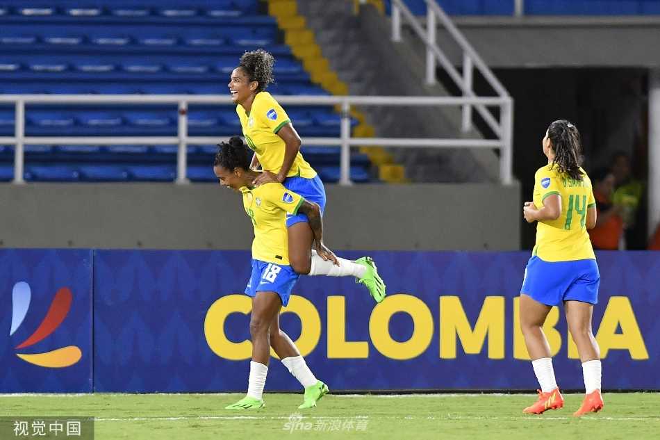 巴西队10号核心球员玛塔在对方两名防守队员的包夹下从容护球，展现了她标志性的华丽脚法与球场掌控力。