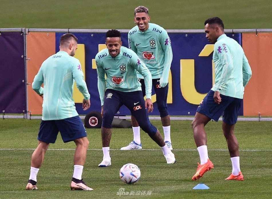 球员们进行高强度折返跑训练，在深秋的寒意中呼出白气，为世界杯储备充沛体能。