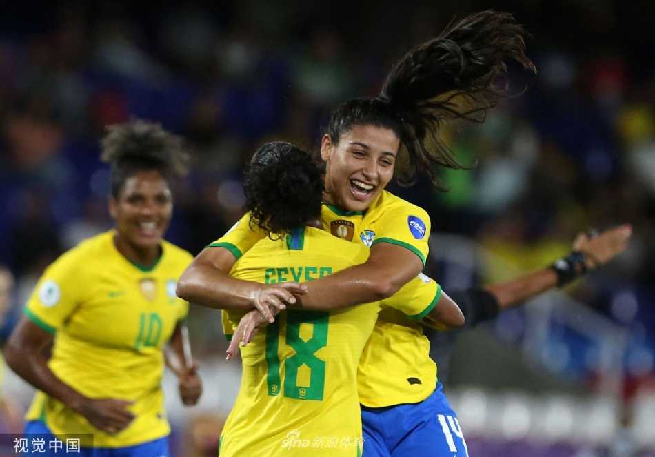 巴西队前锋杜达（图中白衣球员）在开场第一分钟便攻破秘鲁队球门，她与队友们张开双臂激情庆祝，为这场大胜拉开完美序幕。