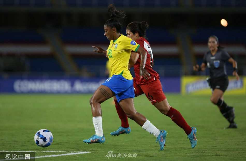 巴西队主教练皮娅·松德哈格（场边白衣者）神情专注地注视着赛场，她用精妙的战术部署指挥球队赢得了一场酣畅淋漓的大胜。