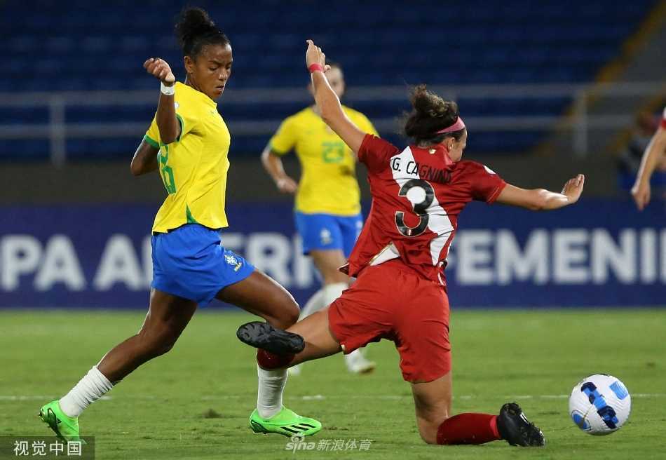 比赛结束后，巴西女足全队肩搭着肩，围成一圈在中圈弧激情呐喊，庆祝这场关键的胜利与完美的团队表现。