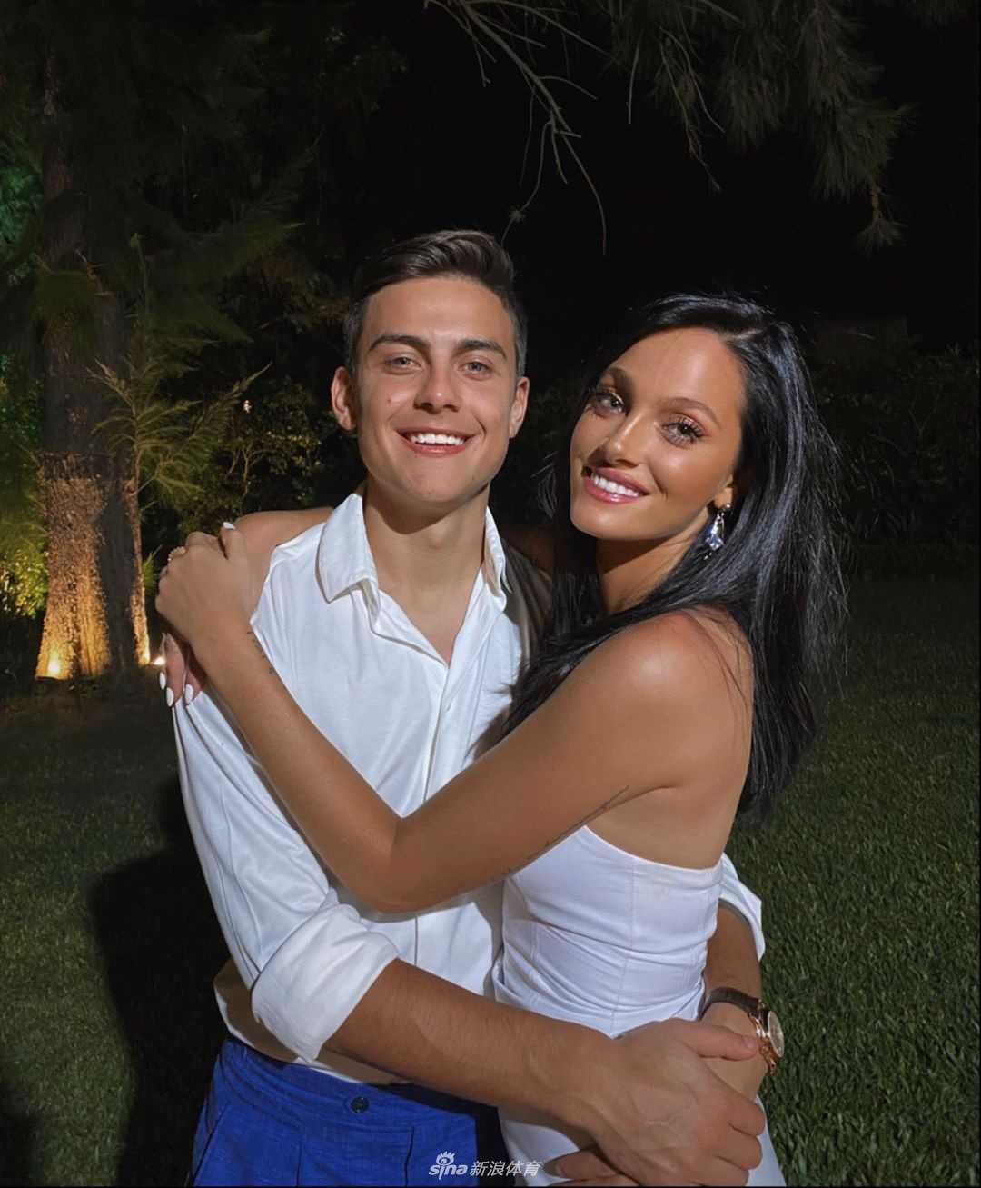 传奇球星罗纳尔多享受悠闲假期，面带标志性的兔牙笑容，在温暖的室内手持一杯饮品，尽享圣诞宁静