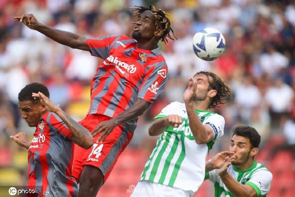 克雷莫纳门将拉杜在比赛中飞身跃起，单掌将萨索洛球员一记势大力沉的远射托出横梁，力保球门不失。