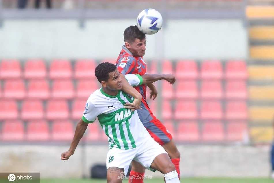 克雷莫纳后卫埃斯卡兰特与萨索洛中场弗拉泰西在中场展开激烈拼抢，两人寸土不让，球鞋激起草屑。