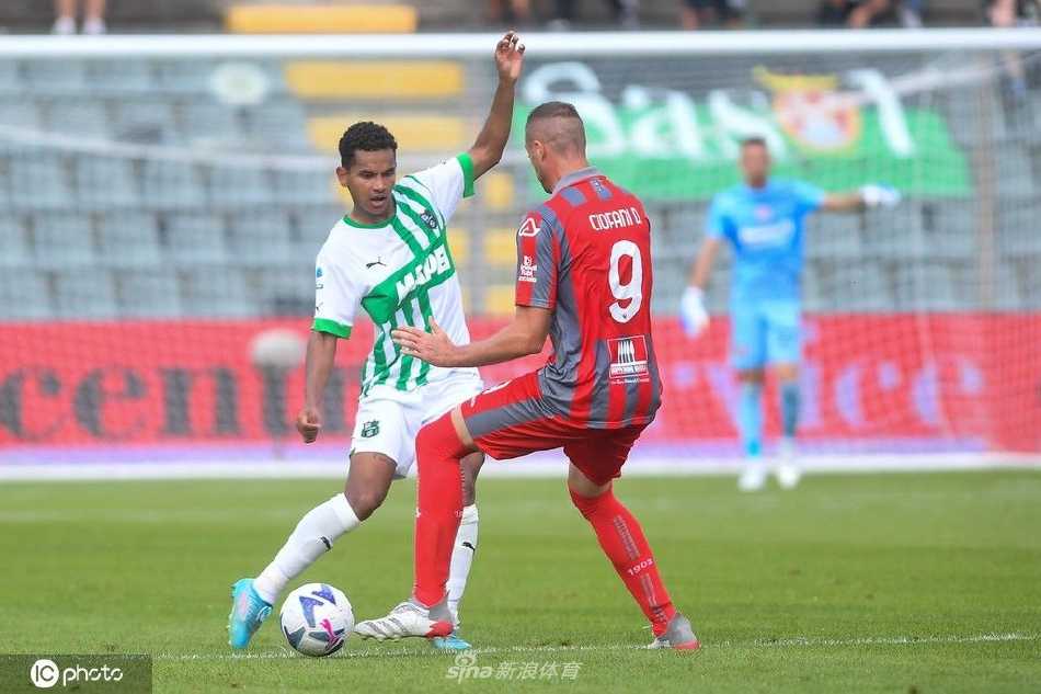 萨索洛边锋劳里恩特利用速度强行突破克雷莫纳防线，在底线附近送出传中，中路队友包抄到位。