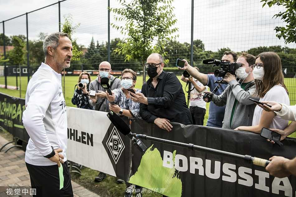 新任主帅许特尔神情专注，在场边用手势比划着战术，目光如炬地观察着场上球员的每一次跑位，新赛季的蓝图在他心中已然绘就。